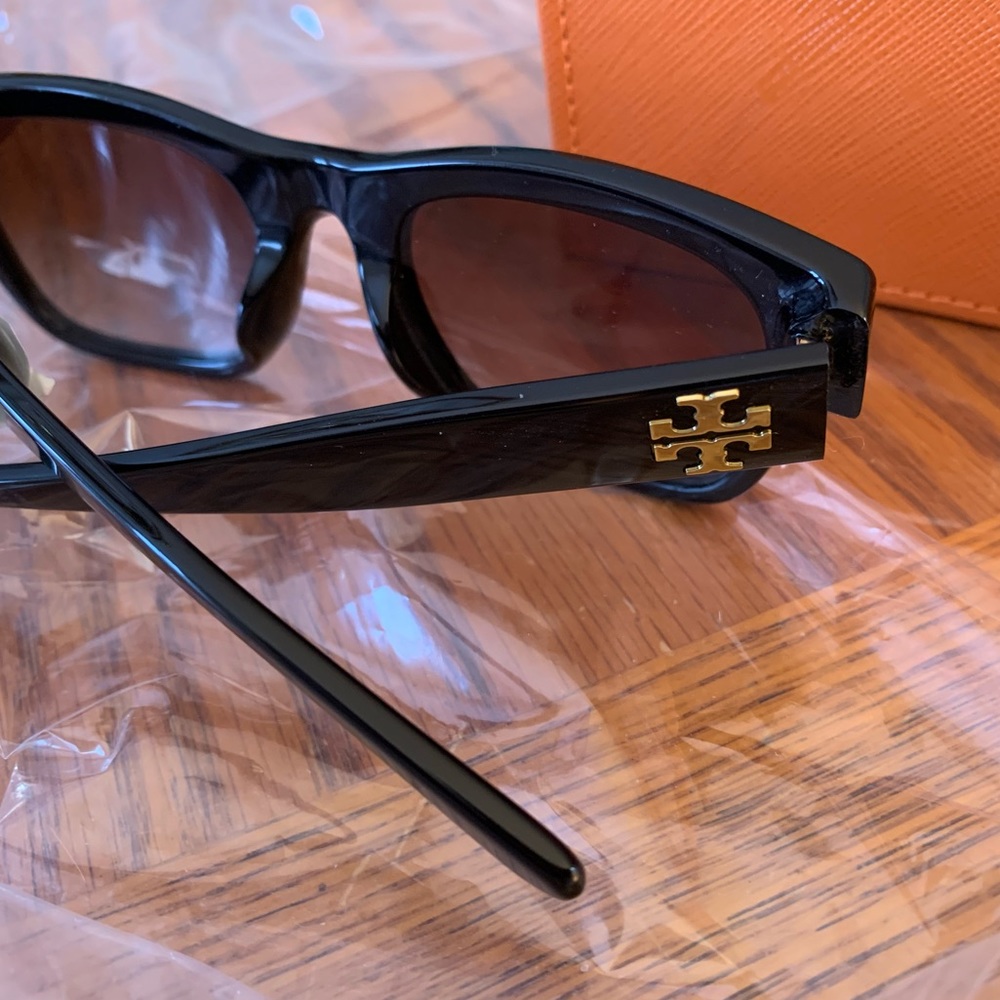 NWT TORY BURCH NEW!! Black Sunglasses w/case